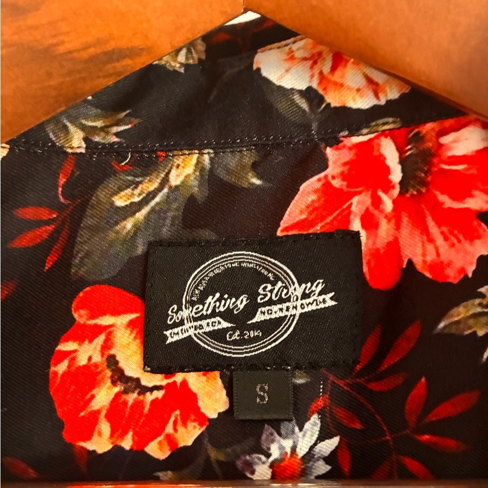 Something Strong Black and Red Floral Men's Shirt Size Small Short Sleeves - Picture 3 of 4